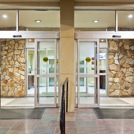 Holiday Inn Charleston-Riverview, An Ihg Hotel Екстер'єр фото